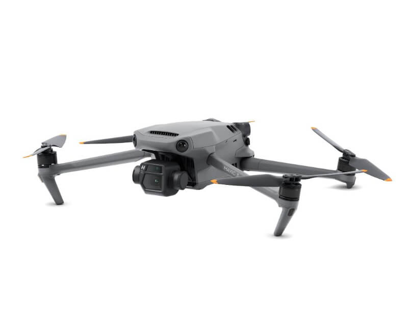 Дрон DJI Mavic 3 с раскрытыми лучами и камерой Hasselblad на подвесе, вид спереди под углом