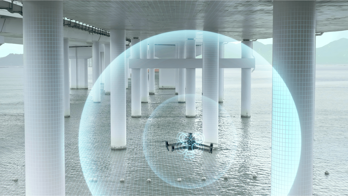 Дрон DJI Mavic 3 Enterprise выполняет полёт под мостом с включённой системой обнаружения и обхода препятствий